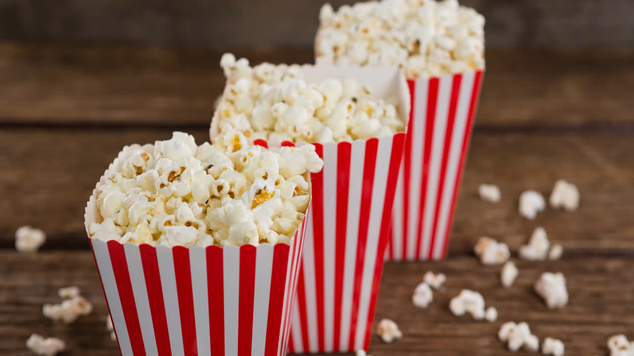 Animazione di scatole di popcorn su un tavolo di legno