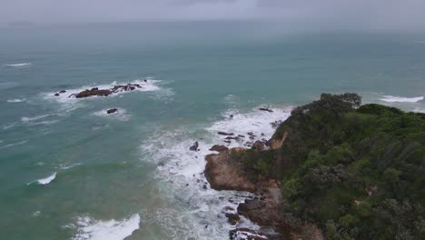 Dense-Foliage-Plateau-With-Crashing-Sea-Waves---White-Bluff-Near-Sapphire-Beach-In-New-South-Wales,-Australia