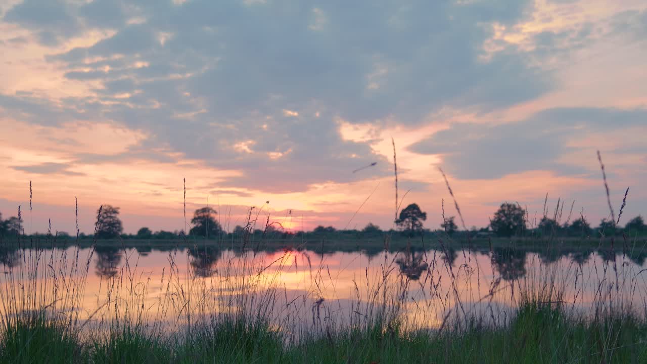 조용 한 호수 위 에 해 가 지는 것