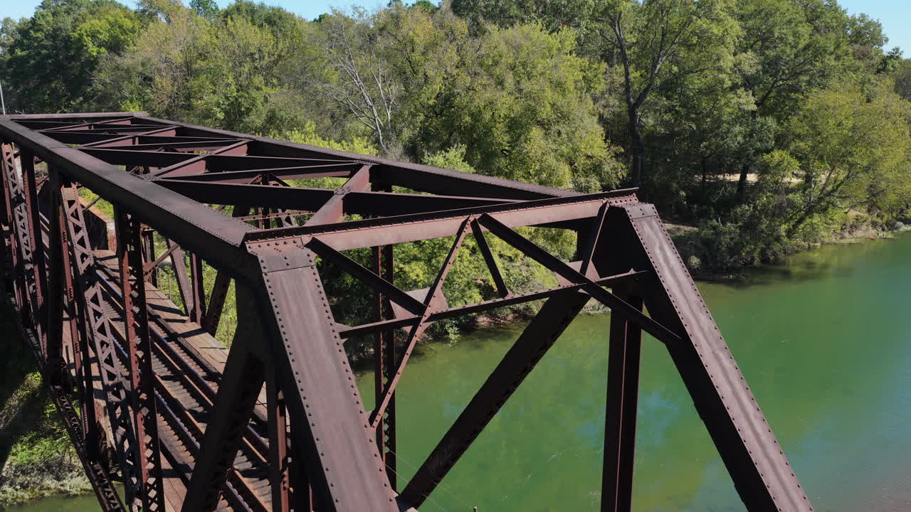 Ponte Ferroviária de Treliça de Aço Sobre o Rio Saline em Benton, Arkansas, Estados Unidos. Vista Aérea