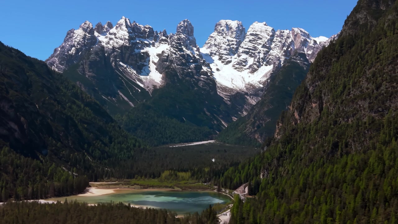 Ampia vista panoramica della catena montuosa del Monte Cristallo dietro il Lago di Landro turchese, Alto Adige.