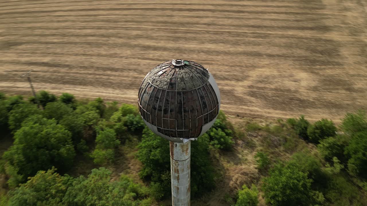 старая заброшенная разрушенная водонапорная башня, воздушный орбитальный выстрел, лето, европа