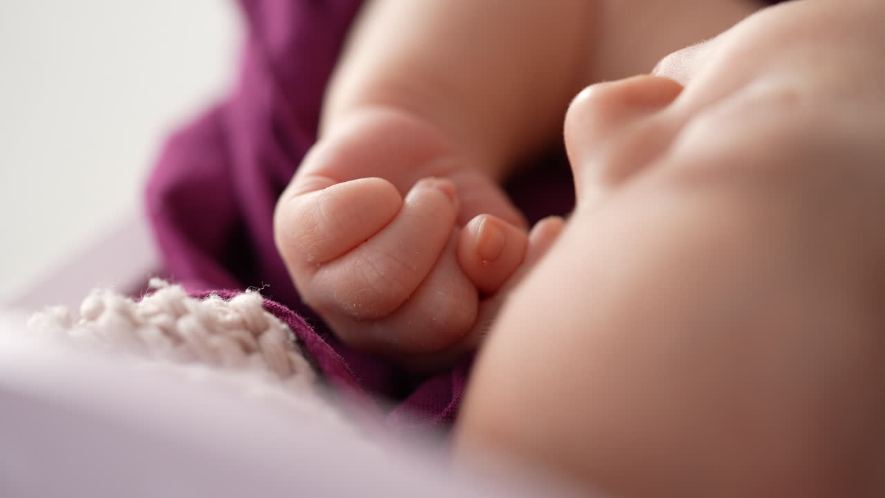 Primer plano de la mano de un bebé