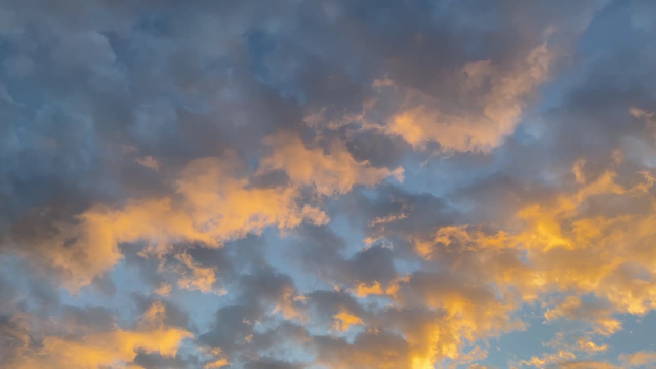 하늘의 장엄한 일몰 구름 - 멋진 전망 - 낮은 각도, 패닝 샷