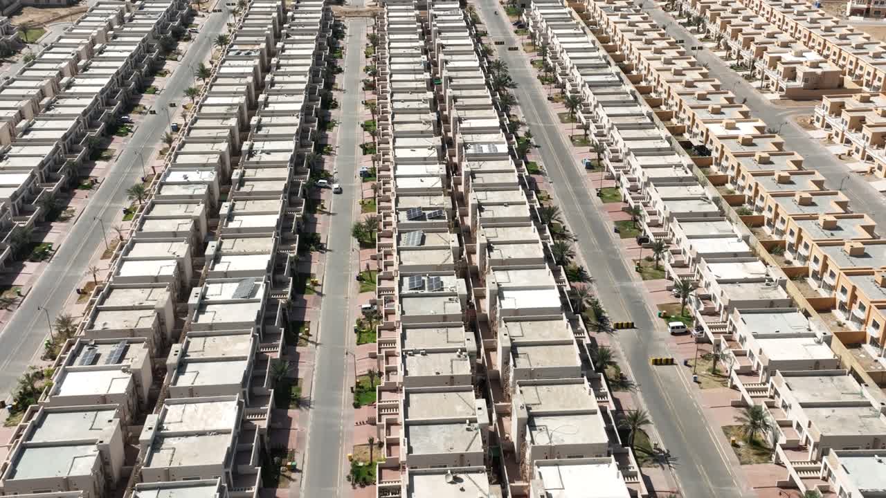 카라치의 바리아 주택 개발에 대한 하향식 관점