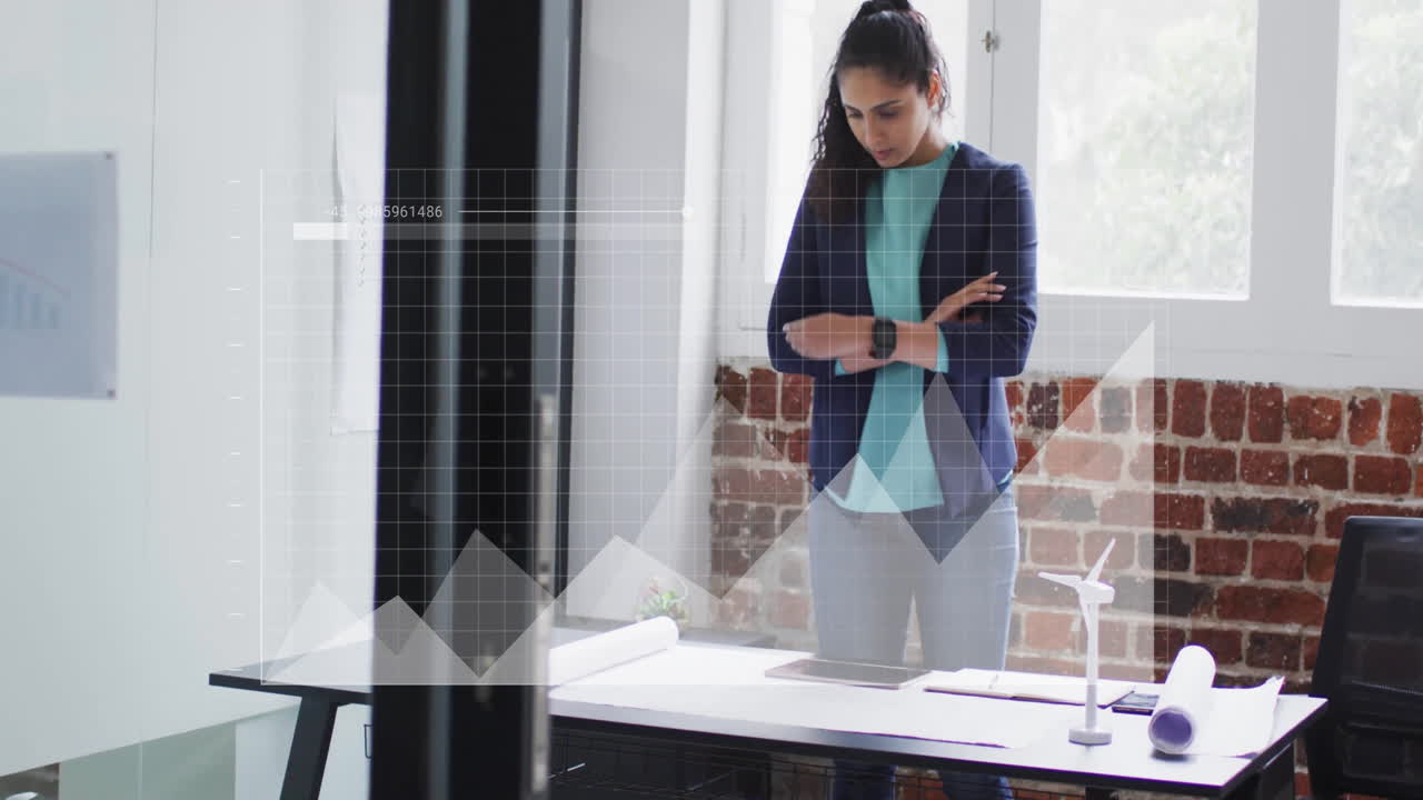 Animación del procesamiento de datos financieros sobre una mujer de negocios caucásica en la oficina