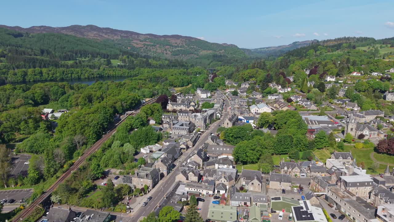 Vista aerea panoramica del villaggio di Pitlochry in Scozia, circondato da una lussureggiante natura verde, foreste e paesaggi montuosi