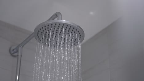 cabeza de la ducha se enciende, se ejecuta, luego se apaga