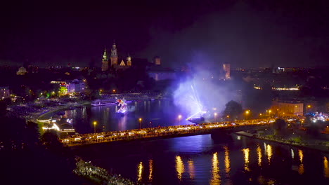 Fuegos-Artificiales-Sobre-El-Castillo-Real-De-Wawel-Y-El-Río-Vístula-En-Cracovia-Durante-El-Desfile-Del-Dragón,-Polonia