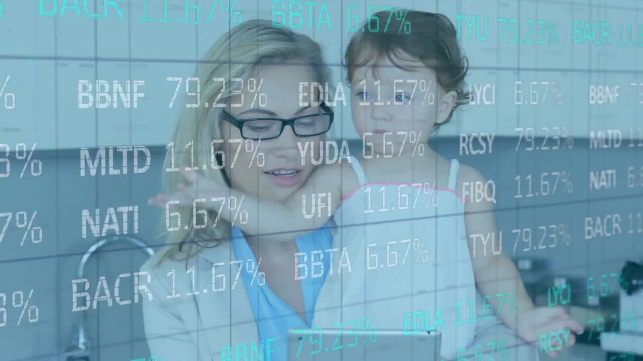 animación del procesamiento de datos financieros sobre una mujer caucásica con un niño que usa una tableta en el hospital