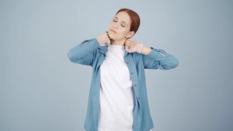 mujer enferma que sufre de dolor de cuello.