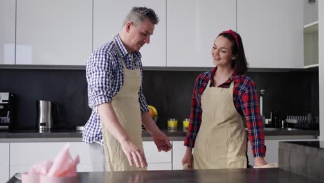 Pareja-Saca-Macarrones-Del-Horno