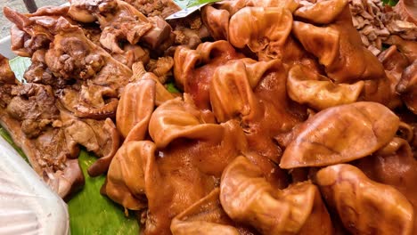 varias partes de carne de cerdo expuestas para la venta en el mercado