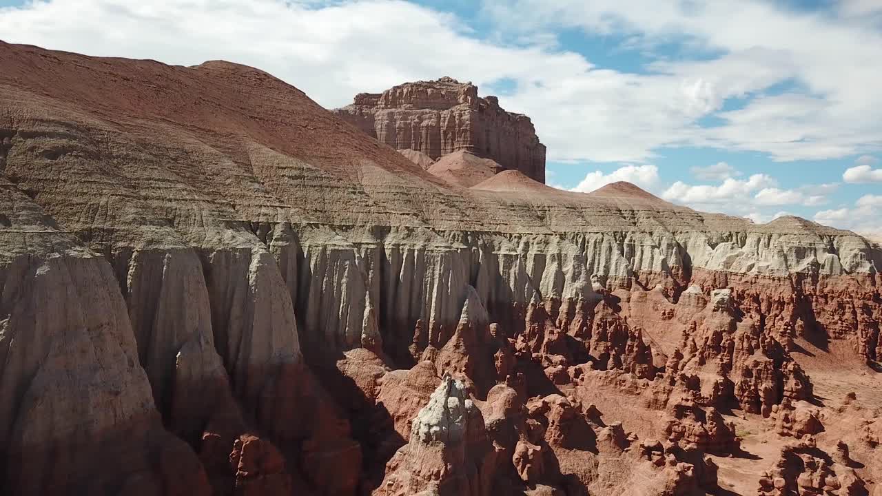 은 바위 사막 풍경