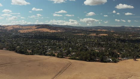 Toma-Aérea-De-La-Campiña-De-California-Con-Colinas-Con-Cielos-Y-Nubes-Azules-Perfectos,-Concord-Ca