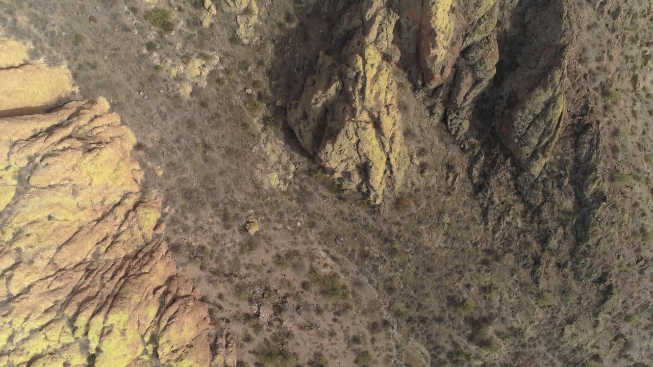 antena - toma aérea de drones de las montañas del desierto