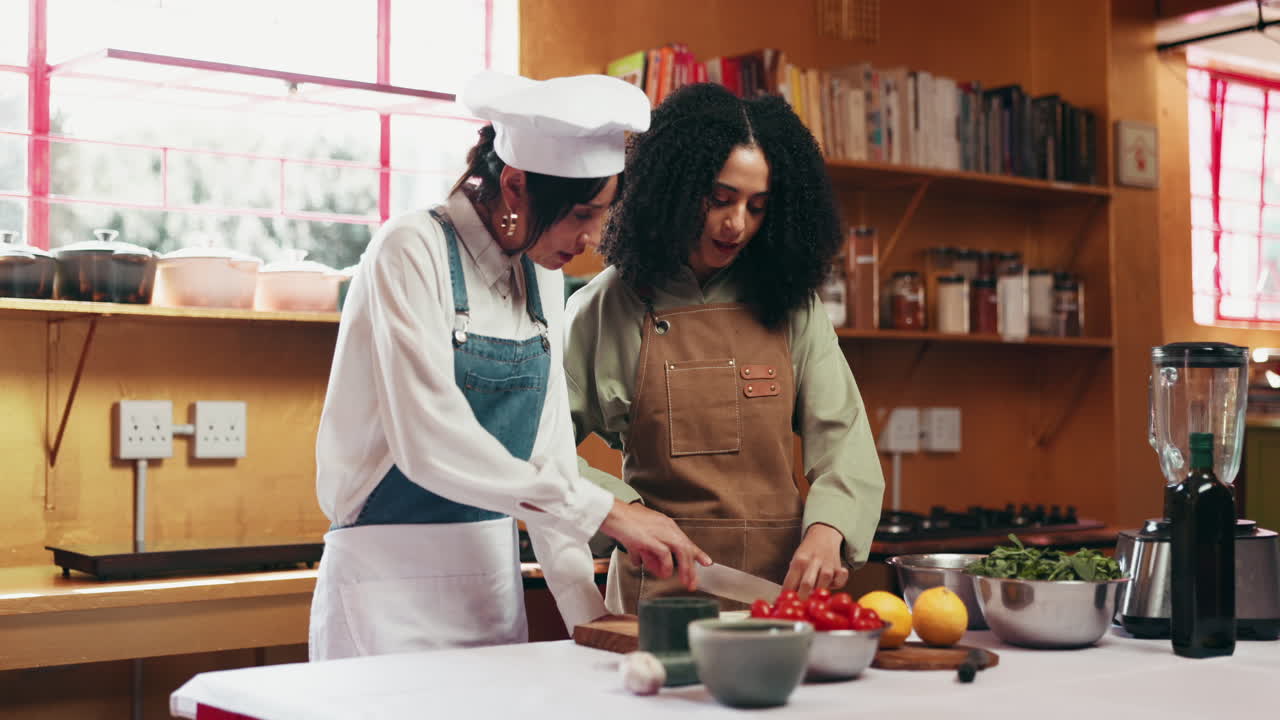 Due donne che cucinano insieme in cucina
