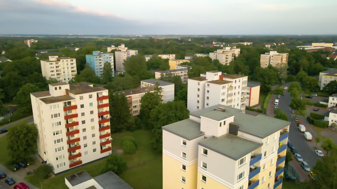 exterior de edificios de apartamentos, fachada de casa residencial en huchting, bremen, alemania - toma aérea