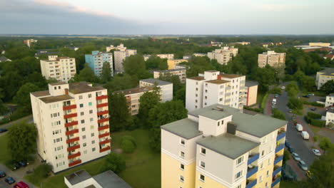 Exterior-De-Edificios-De-Apartamentos,-Fachada-De-Casa-Residencial-En-Huchting,-Bremen,-Alemania---Toma-Aérea