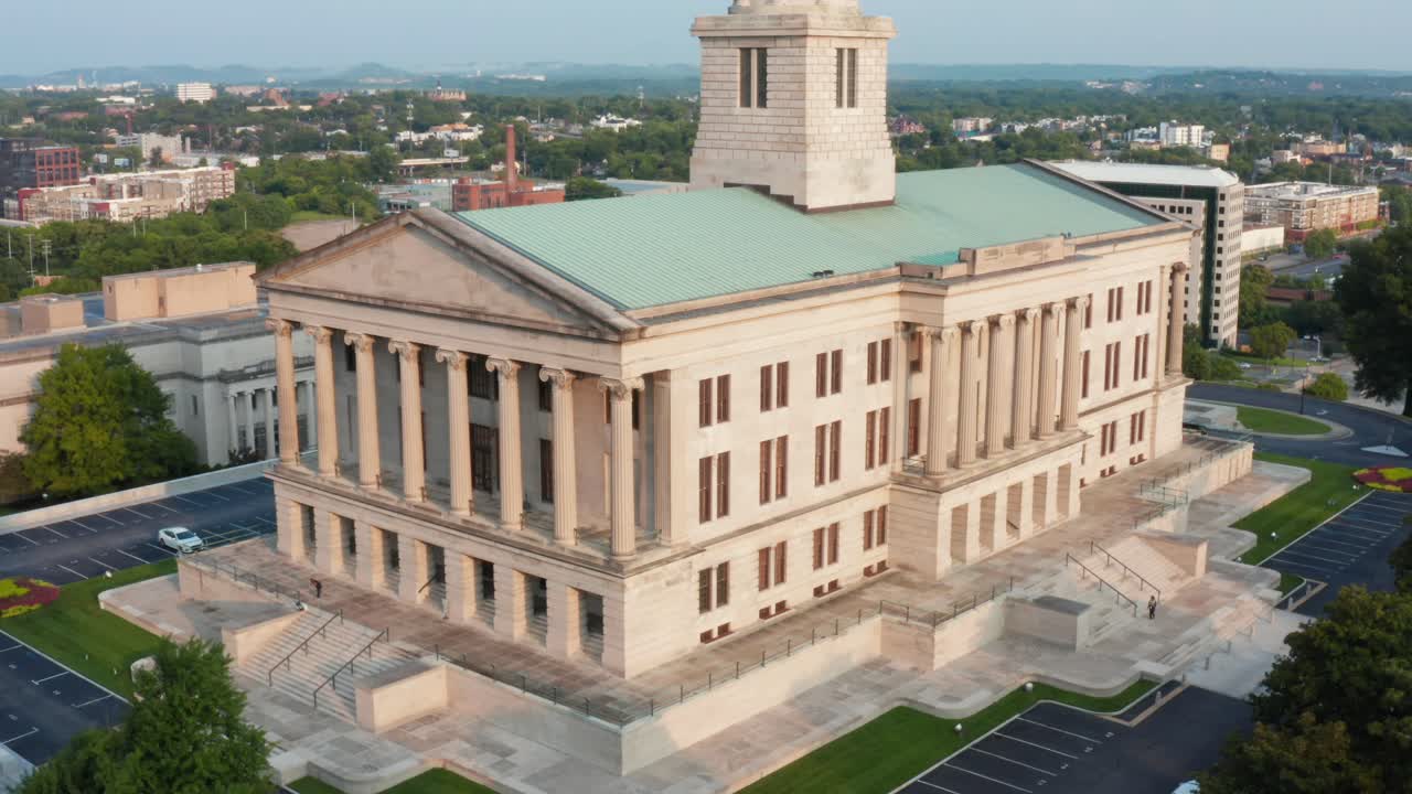 테네시 주 의사당 건물. 항공은 건물, 깃발을 보여줍니다