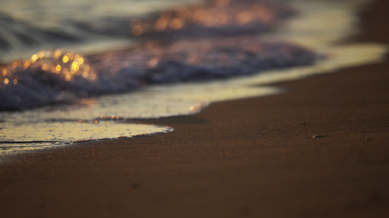 Le onde della spiaggia al tramonto