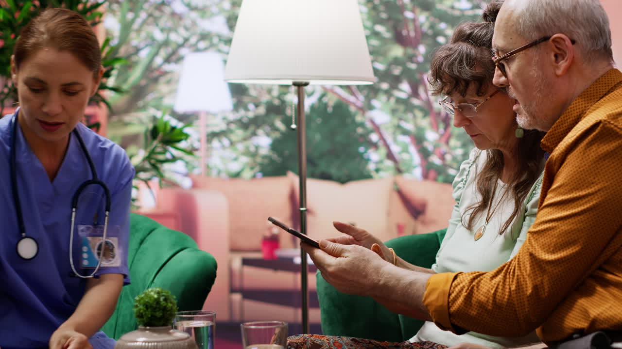 의료 관리자 가 노인 들 에게 스레이 스캔 결과 와 진단 을 제시 하는 것