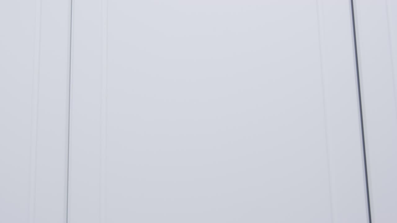 la puerta del armario se abre y varias y coloridas ropas para un niño o mascota, para todas las estaciones y para cualquier ocasión, están cuidadosamente colgadas en colgadores. almacenamiento ordenado de cosas en el hogar.