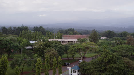 vista aérea de gran ángulo de la naturaleza rural en la ciudad de kilimanjaro en tanzania