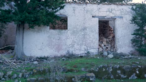 vieja casa abandonada con paredes dañadas