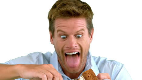 hombre atractivo a punto de comer un pastel en la pantalla blanca