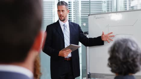 hombre de negocios dando una presentación en una reunión