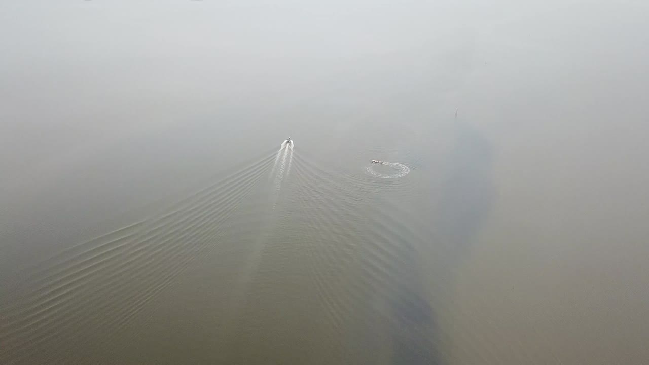 배는 말레이시아에서 원으로 움직여 방향을 바니다.