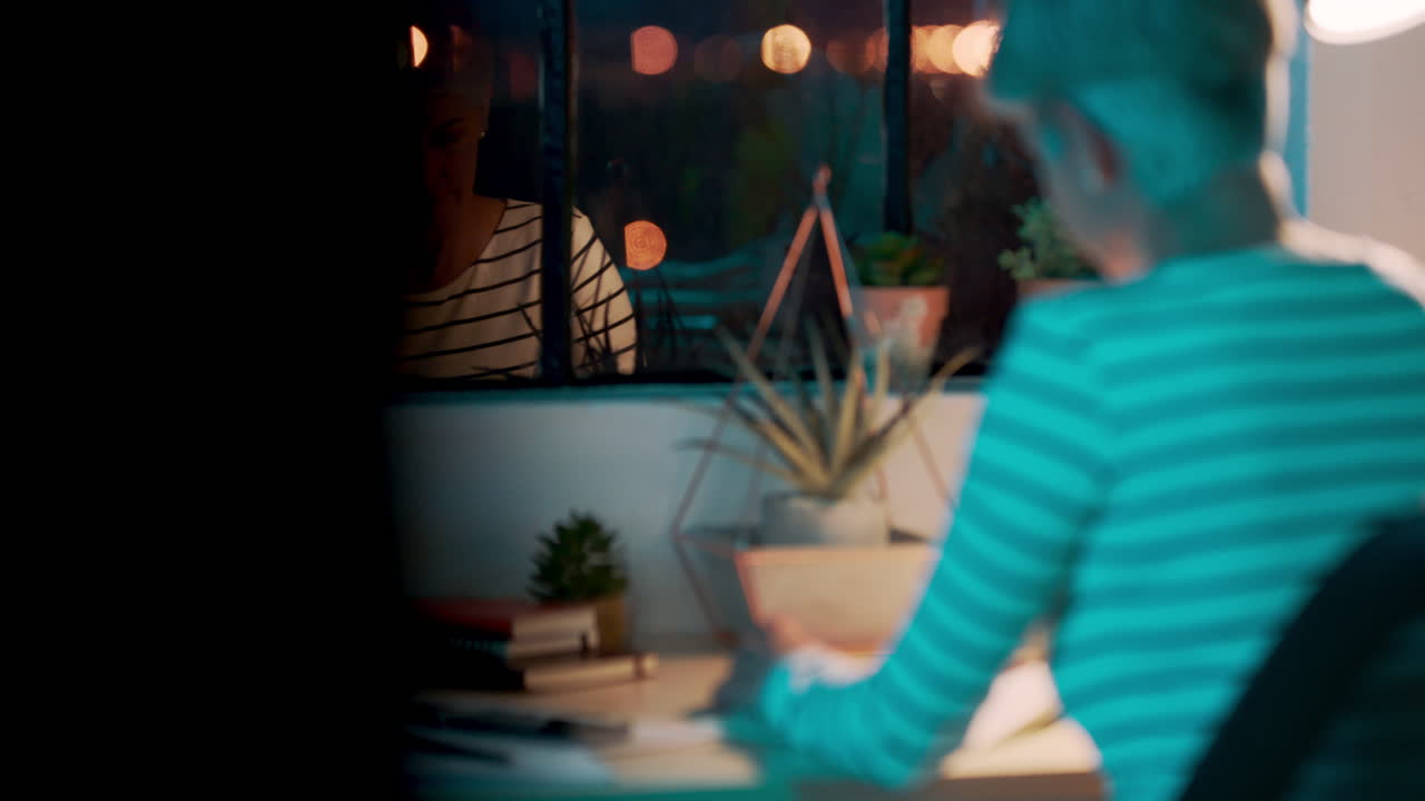 웹 디자이너, 시니어 및 늦게 일하는 여성