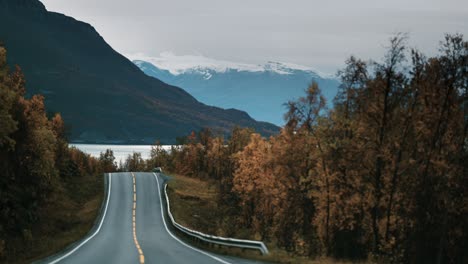 Schmale-Zweispurige-Straße-Entlang-Der-Fjordküste