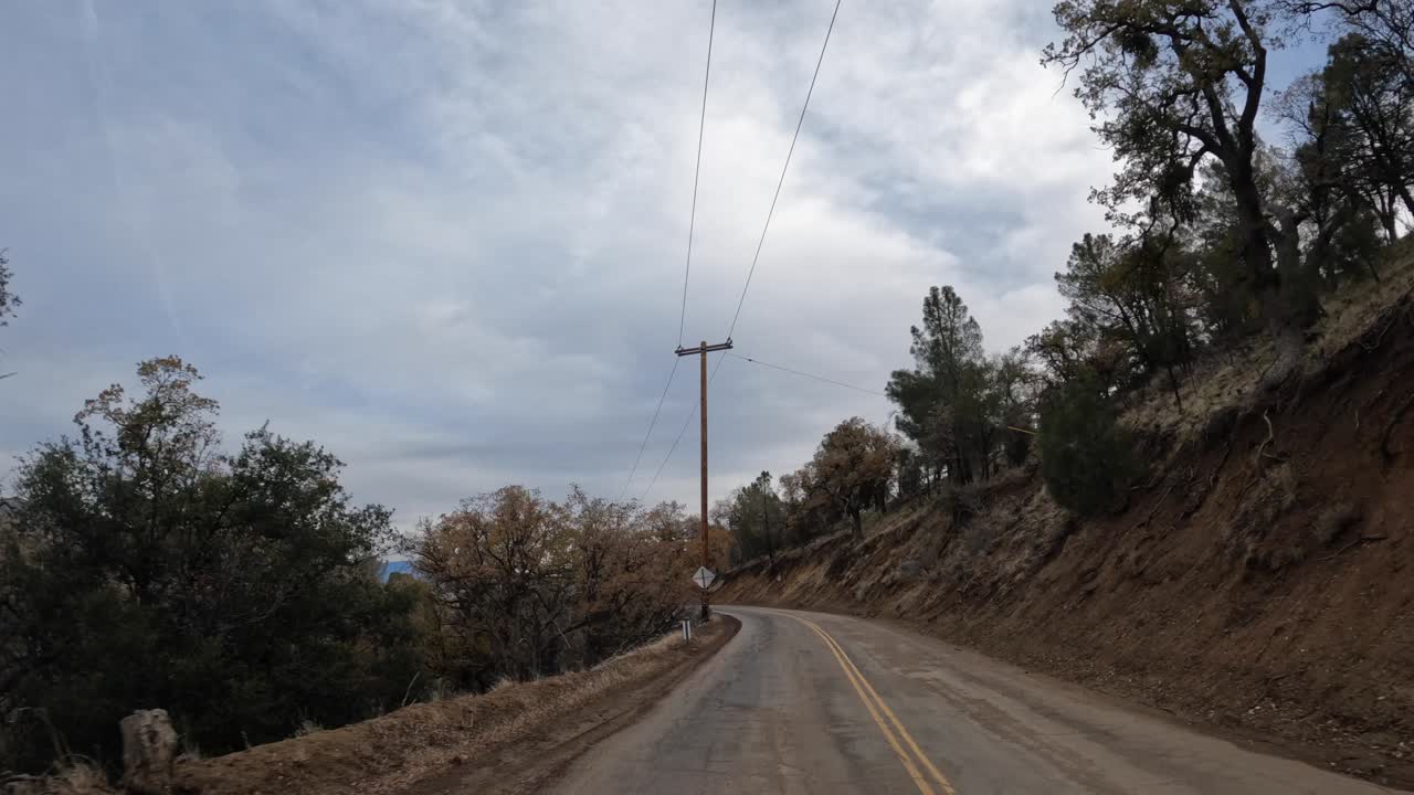 테하차피, 캘리포니아 산 및 산기슭의 구불구불한 도로를 따라 운전 - 후면 창 보기