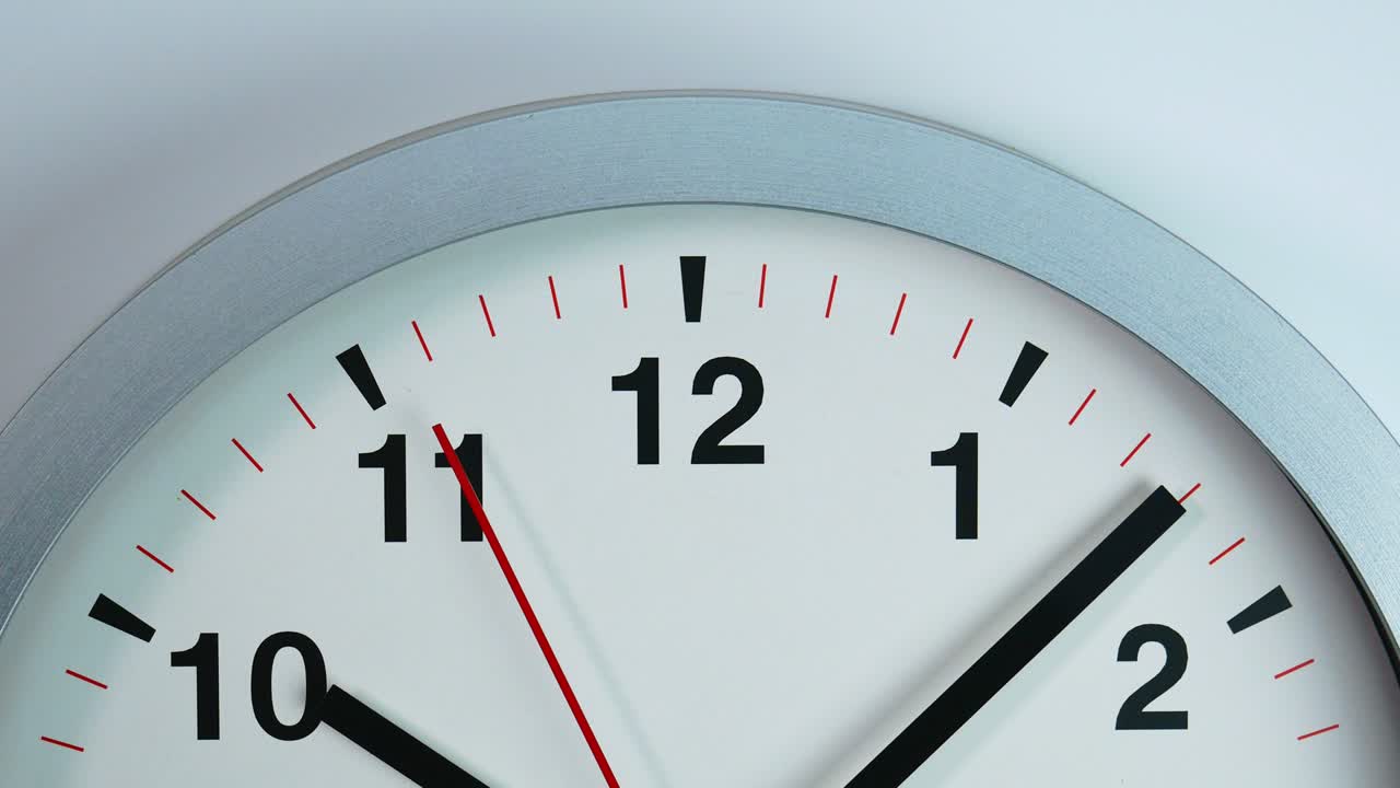 el movimiento del reloj de pared blanco de la manija de segundos pasó lentamente.