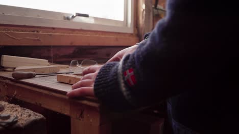 hombre construyendo un marco de madera para su bañera de baño caliente - de cerca