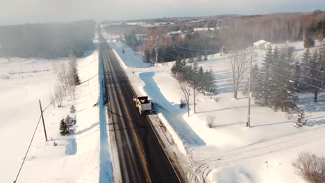 toma aérea de drones rastreando un camión que quita nieve de la interestatal después de una fuerte tormenta de nieve, vaughan, ontario, canadá