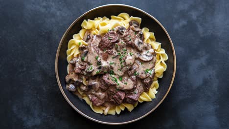 delicioso stroganoff de carne con pasta