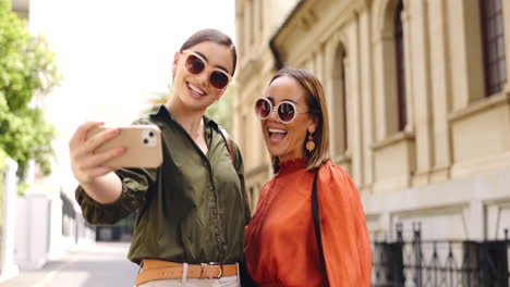 Selfie,-Amigos-Y-Gente-De-Negocios-En-Una-Ciudad