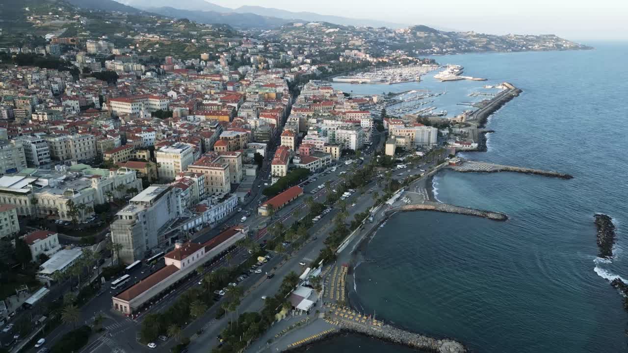 sanremo, italia, paseo marítimo costero y puerto con arquitectura clásica, dolly de establecimiento aéreo