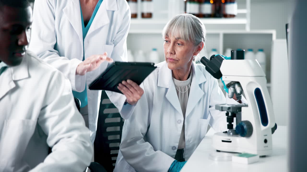 실험실에서 현미경으로 플을 조사하는 과학자