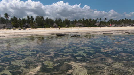 drone volando sobre el océano a bungalows de lujo en la exótica isla de zanzíbar