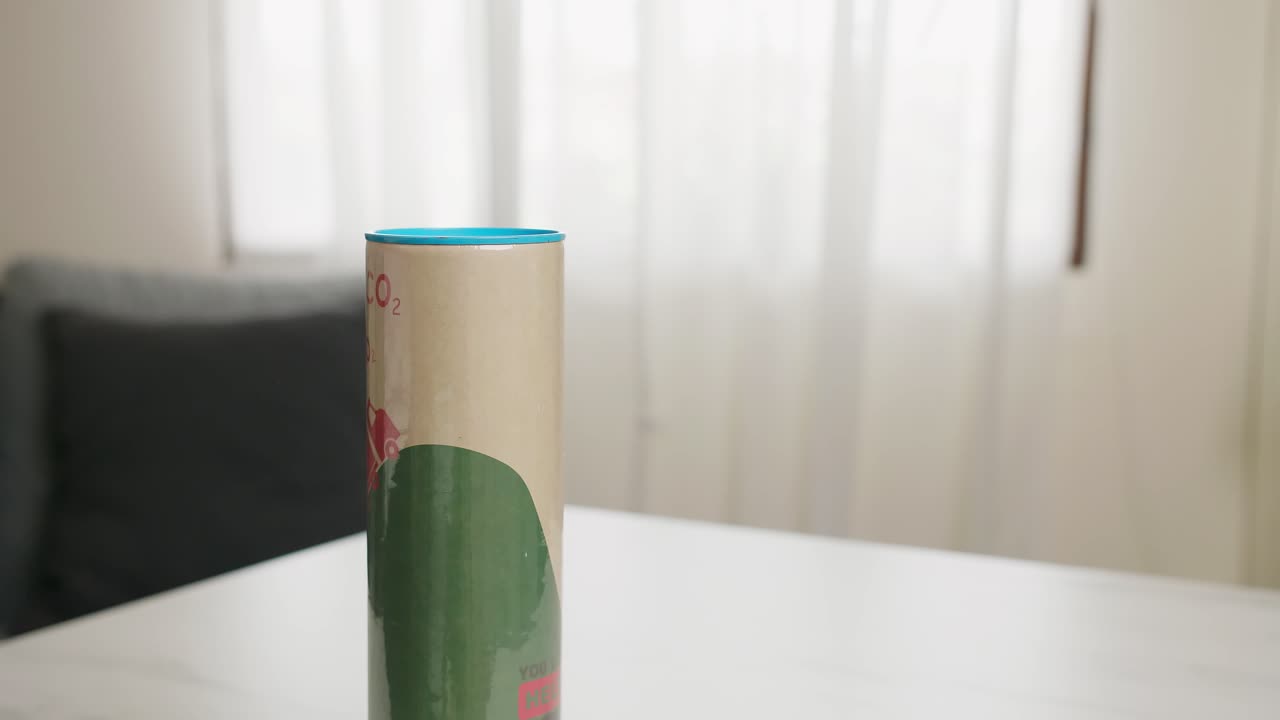 hombre poniendo monedas en una pequeña caja fuerte para ahorrar dinero