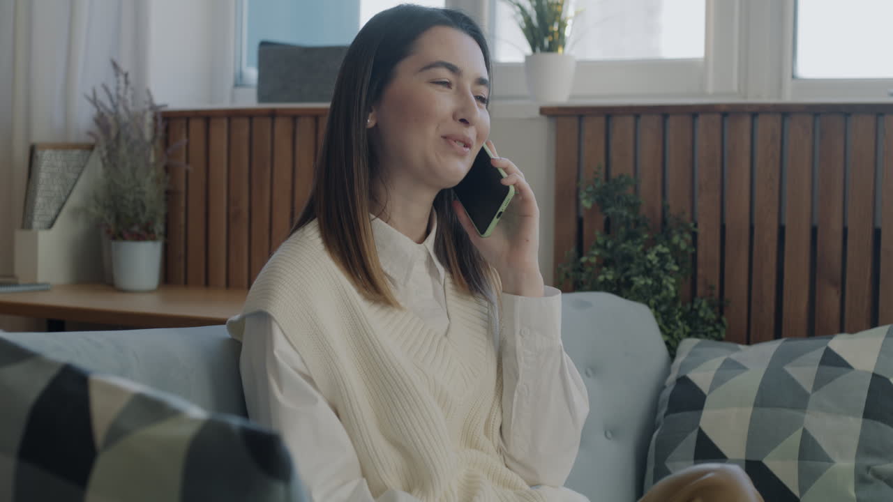 집에서 전화로 얘기하는 여자