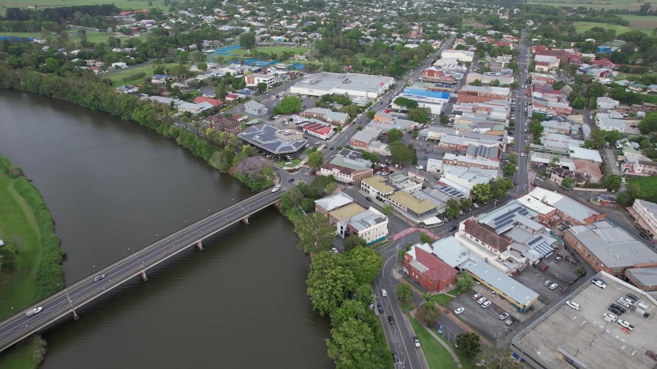 Vista aerea sul ponte di Wollumbin Street a Murwillumbah, NSW, Australia - Ripresa con drone