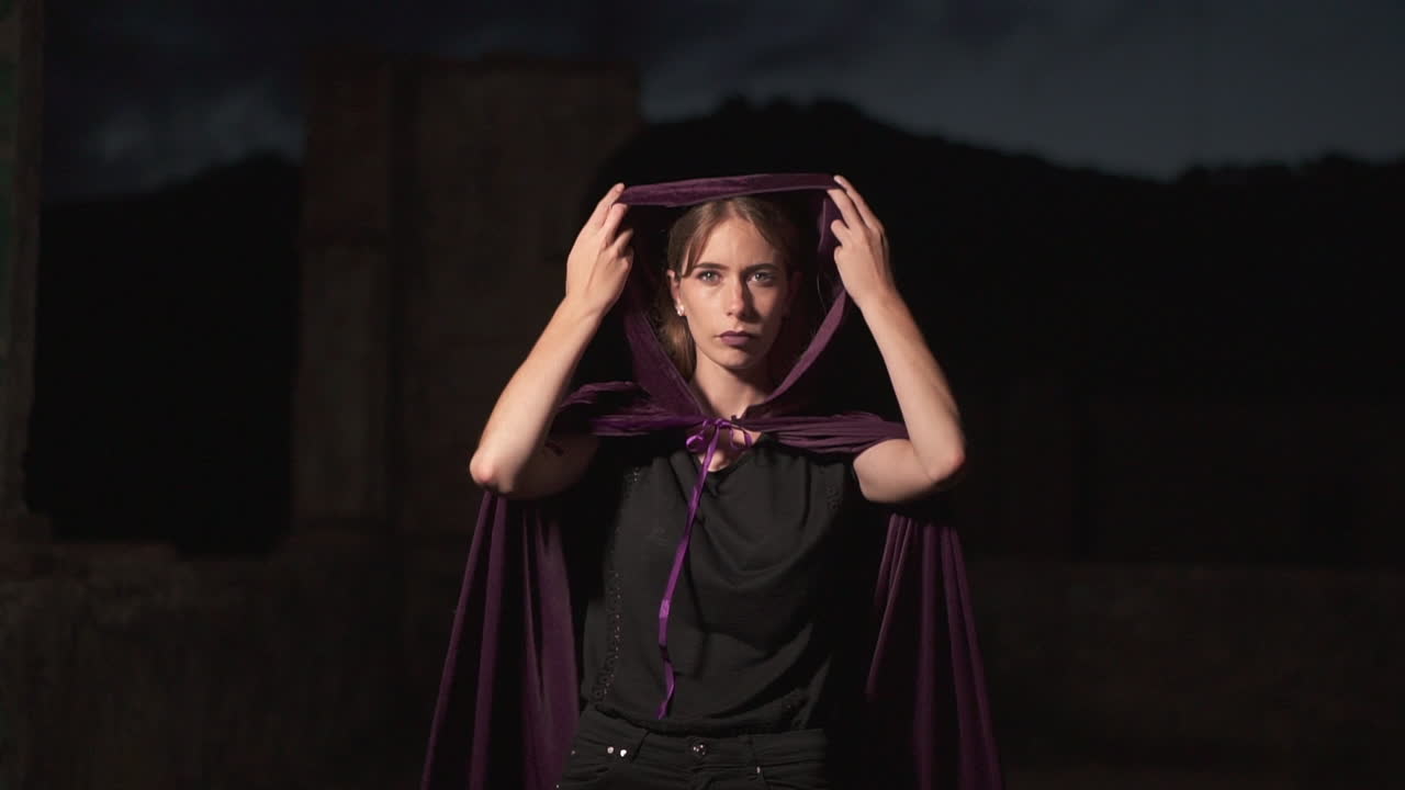 misteriosa joven poniendo una capucha sobre su cabeza dando la vuelta y desaparece en la oscuridad