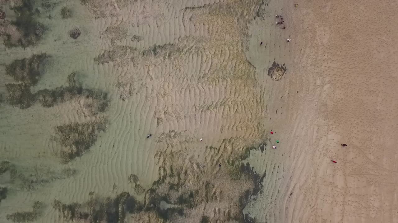 patrón de onda que se forma a partir de la arena en la playa durante la marea baja atrevida vista aérea vuelo drone vista de arriba hacia abajo de mandalika kuta lombok indonesia 2017