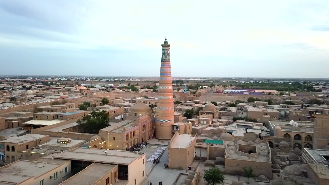 horizonte de khiva visto desde el minarete al atardecer