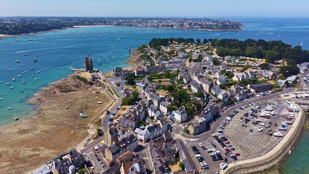 Saint-Malo, Fransa'da Aleth bölgesine ve Rance haliçine bakan Solidor Kulesi'nden geri çekilen drone.